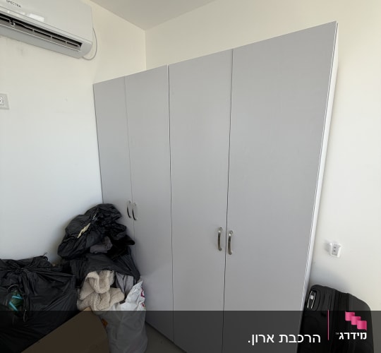 ארון בגדים עם מזגן ושקיות בגדים